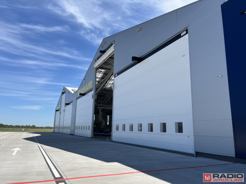 300 nowych miejsc pracy na wrocławskim lotnisku. Ryanair otworzył drugi hangar  - 4