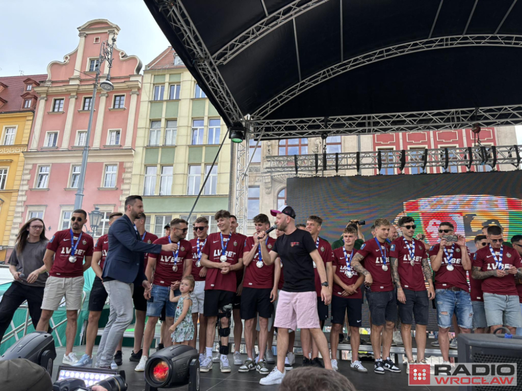 Feta na wrocławskim rynku, kibice świętowali wicemistrzostwo WKS-u - fot. RW