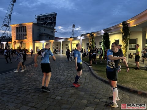 Pobiegliśmy z 10. Wrocław Nocnym Półmaratonem [ZDJĘCIA} - 1