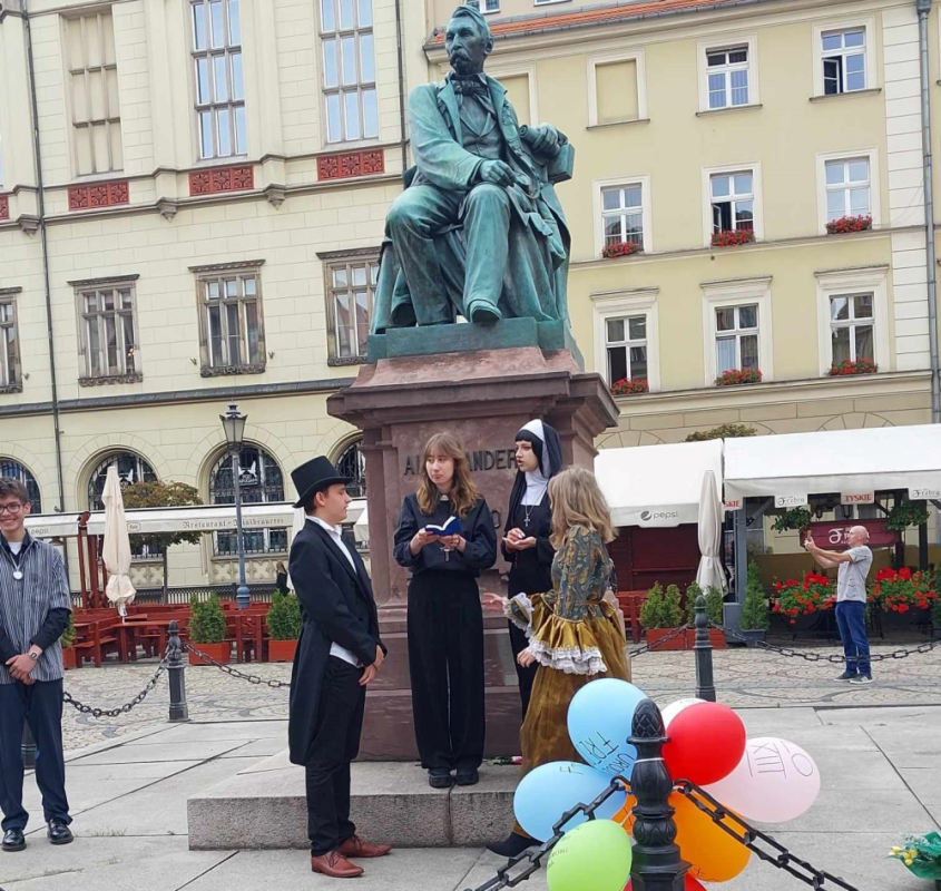 Uczniowie "13-nastki" świętowali rocznicę urodzin Fredry - fot. Ewa Zając