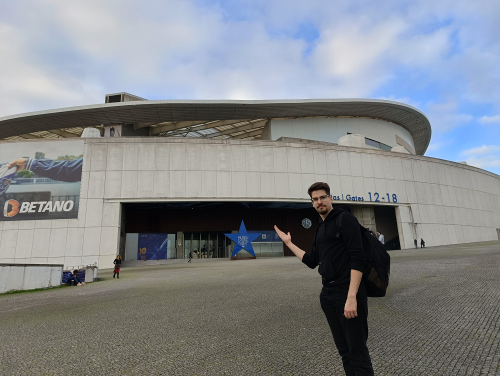 Nasi na Euro! Pochwalcie się zdjęciami z imprezy - na fotografii redaktor Radia Wrocław - Wojciech Klich przy stadionie w Portugalii