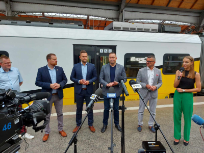 Kolejami Dolnośląskimi nad morze. Drugi rok wystartowało wakacyjne połączenie nad Bałtyk - 0