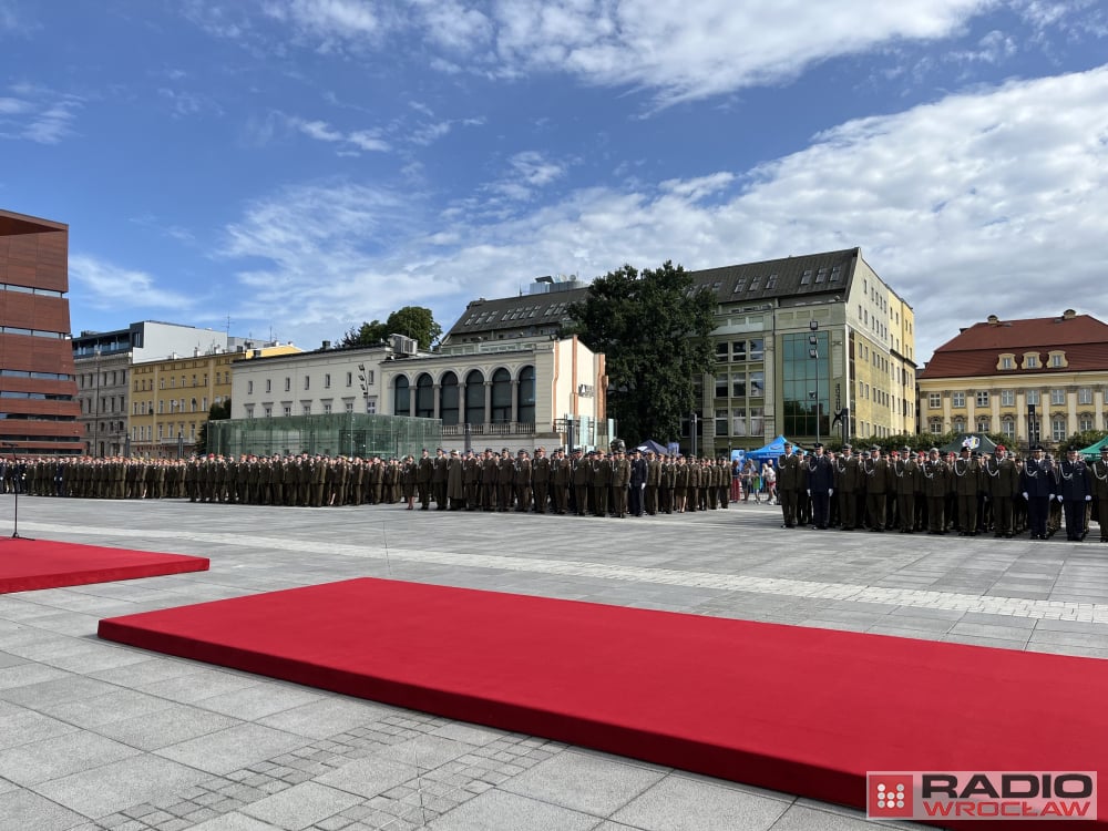 Awans oficerski absolwentów Akademii Wojsk Lądowych - fot. Beata Makowska