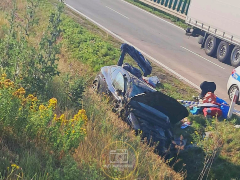 Dachowanie na autostradzie A4 - trzy osoby ranne. Na miejscu pracuje LPR - 0
