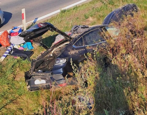 Dachowanie na autostradzie A4 - trzy osoby ranne. Na miejscu pracuje LPR - 1