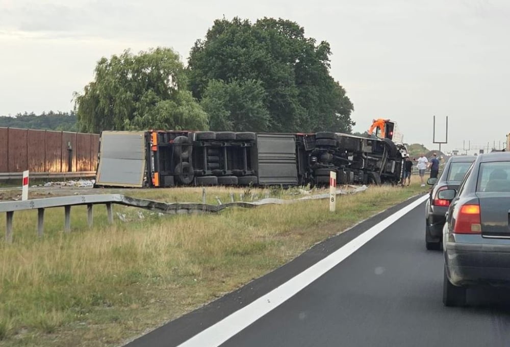 Ciężarówka przewróciła się na S5. Droga była zablokowana przez wiele godzin - fot. użyczone
