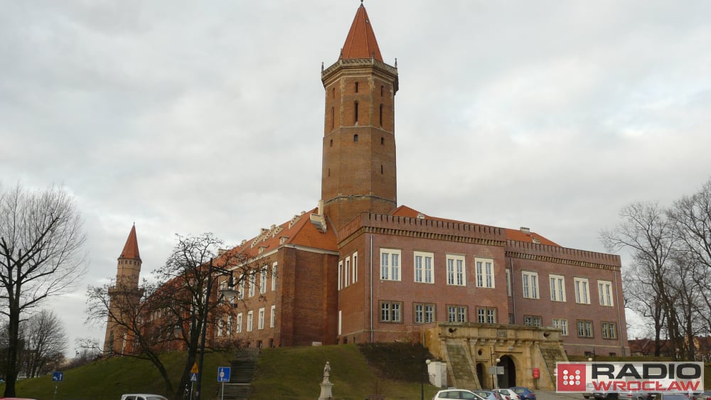 Legniczanie zauważyli pęknięcia w wieży św. Piotra. Czy obiekt jest bezpieczny?  - fot. RW