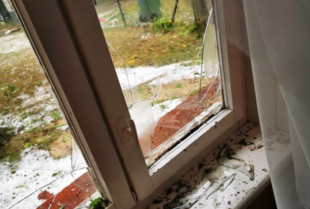 Grad wybił szyby w oknach - fot. lowcyburz.pl