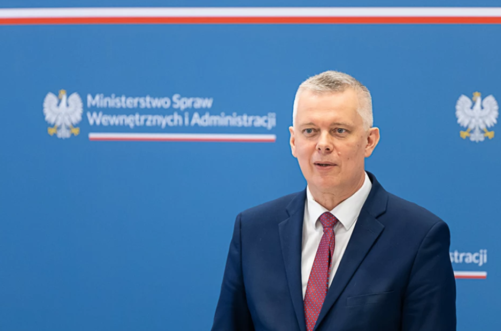 Tomasz Siemoniak o postrzeleniu policjanta w Bolesławcu: potrzebne są regulacje dotyczące broni czarnoprochowej - fot. MSWiA