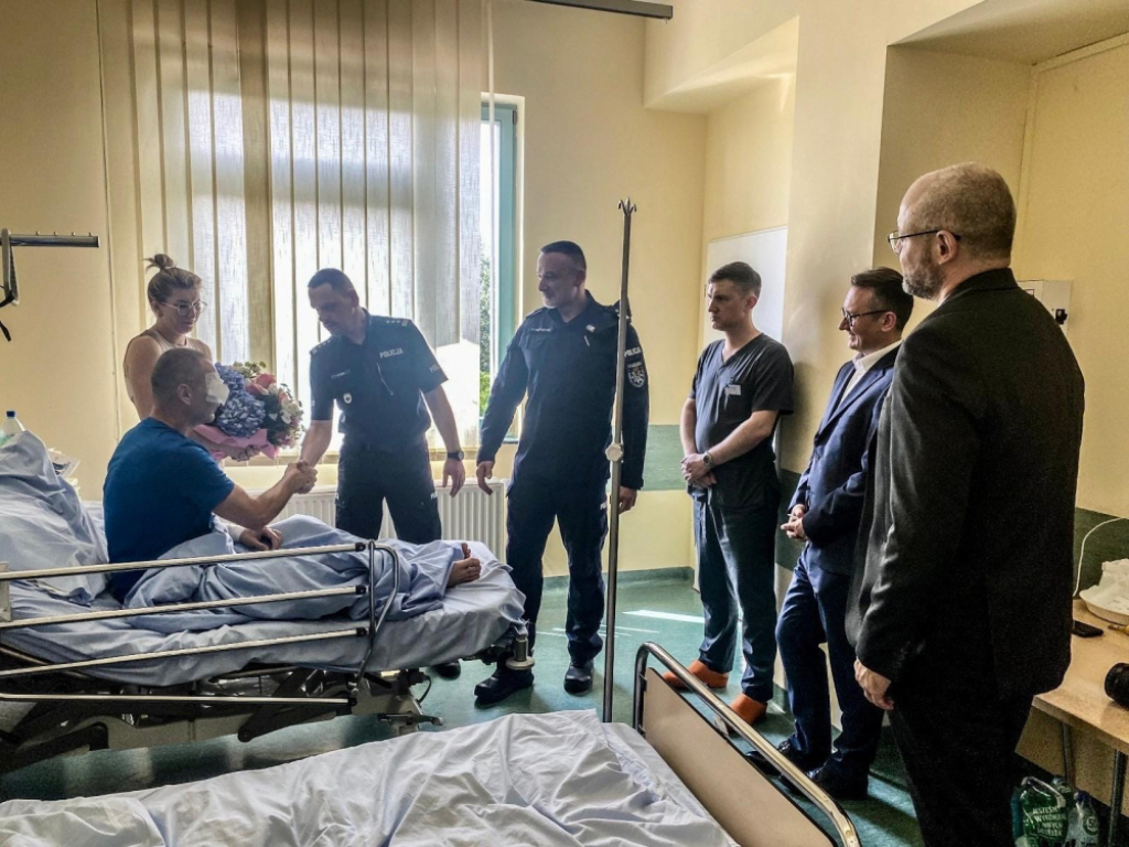 Władze policji odwiedziły funkcjonariusza postrzelonego w Bolesławcu - fot. Komenda Wojewódzka Policji we Wrocławiu