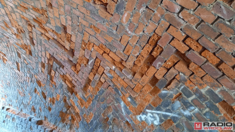 Kto usuwa cegły z najstarszego kościoła w Legnicy? - 1