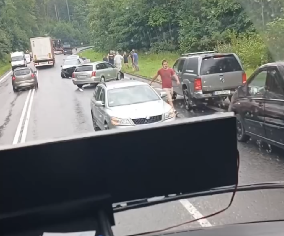 Wypadek pięciu aut na DK8. Jedna osoba jest ranna - fot. Facebook/Kłodzko 998 Alarmowo