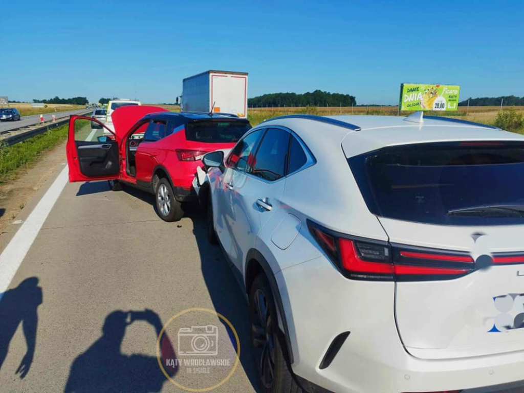 Zderzenie 3 samochodów na A4. Długi korek w stronę Legnicy - fot. Kąty Wrocławskie na Sygnale