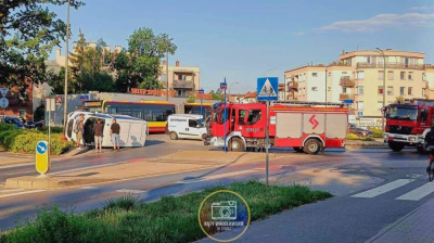 Ogromne korki na Klecinie. Bus przewr&oacute;cił się na rondzie&nbsp;