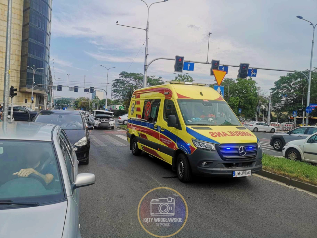 Wrocław: wypadek osobówek na skrzyżowaniu - fot. Kąty Wrocławskie na sygnale FB