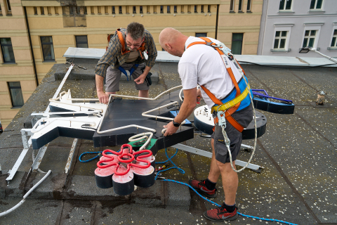Neon "Dobry wieczór we Wrocławiu" już po renowacji. Wraca na swoje miejsce - 5