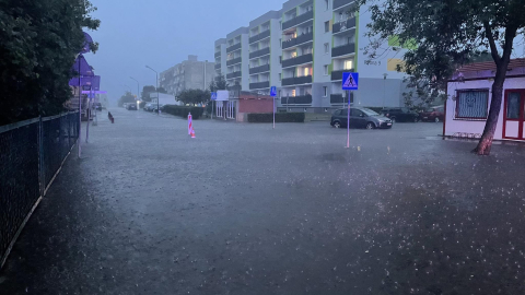 Za nami deszczowa noc - koło Polkowic osunęła się na drogę ziemia  - 0