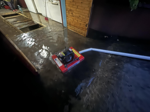 Za nami deszczowa noc - koło Polkowic osunęła się na drogę ziemia  - 1