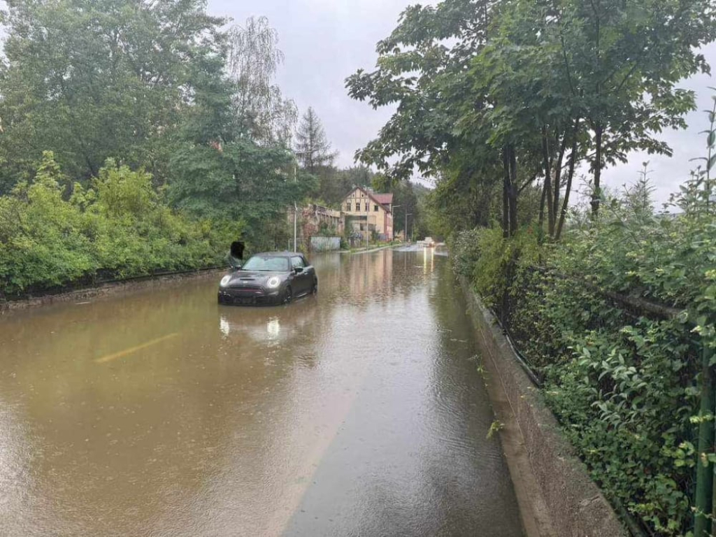 Woda powoli opada w Jeleniej Górze. Miasto odwołuje alarm - fot. OSP Podgórzyn