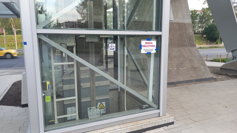 Nowa winda, nowe problemy - niepełnosprawni w Lubinie nadal na lodzie - 2
