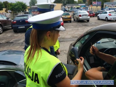 Pijani, bez prawa jazdy, w niesprawnych autach - posypały się mandaty dla wrocławskich taks&oacute;wkarzy