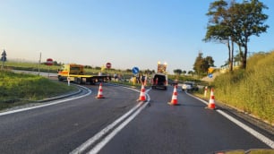Wypadek na autostradzie A4. Dachował samoch&oacute;d osobowy