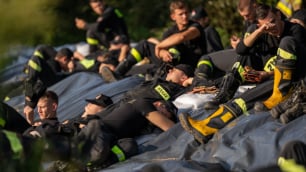 Na wrocławskich Marszowicach trwa podwyższanie korony wał&oacute;w