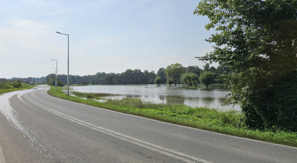 Rzeka Bystrzyca wylała. Woda w podwrocławskiej wsi Samotwór - fot. Łukasz Januszewski