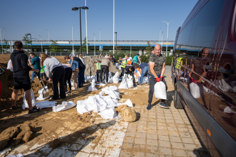 Tłumy wrocławian w punkcie odbioru worków z piaskiem - 3