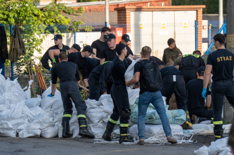 Tłumy wrocławian w punkcie odbioru worków z piaskiem - 4