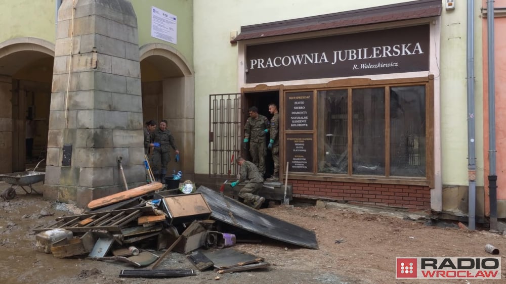 Ziemia Kłodzka: Służby w końcu docierają do odciętych od świata miejscowości - fot. Jarosław Wrona