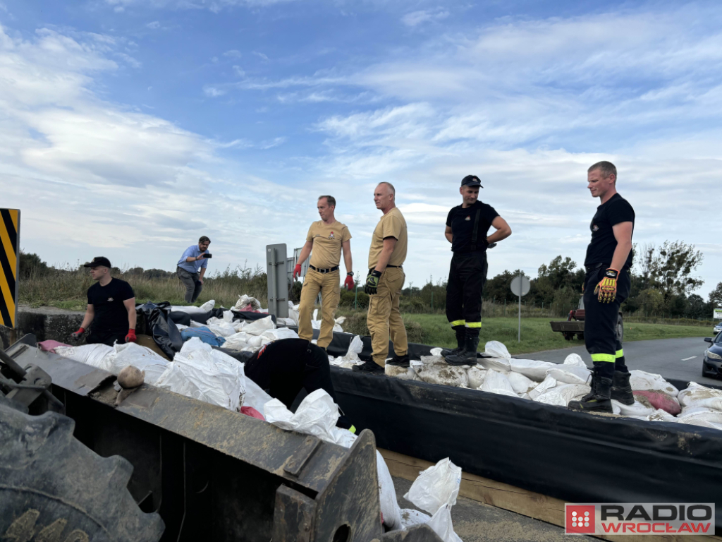 Likwidują zaporę na drodze prowadzącej do Starego Otoku – fot. Elżbieta Osowicz