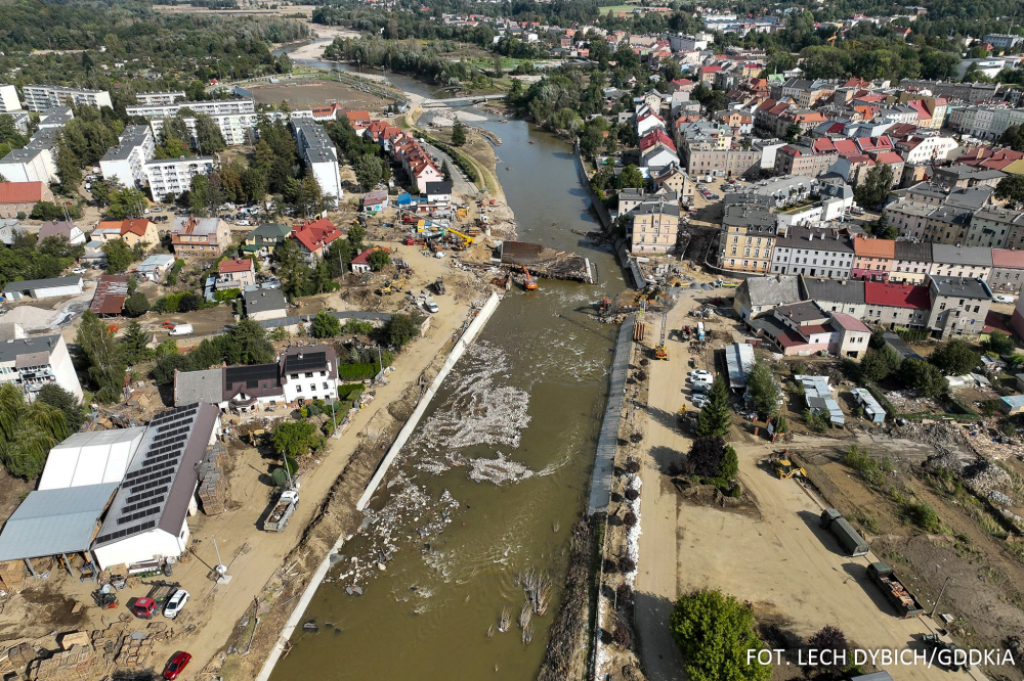 Ogromne zniszczenia w okolicach mostu w Głuchołazach – fot: Lech Dybich / GDDKiA