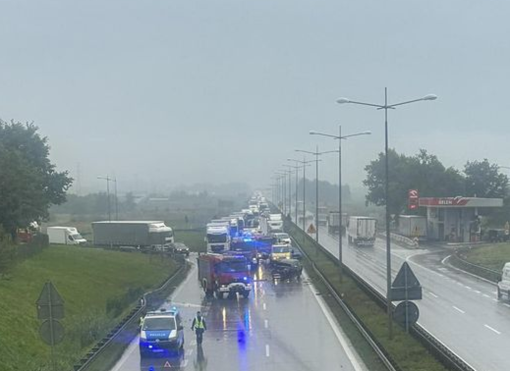 Wypadek na A4 w kierunku Wrocławia: Osobówka zderzyła się z busem, jedna osoba ranna - fot. użczyone/ aktualnośc a4 - gupa facebook