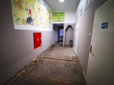 Przedszkole w Ołdrzychowicach Kłodzkich zdewastowane przez pow&oacute;dź. "Całymi wiadrami wynosimy wodę"