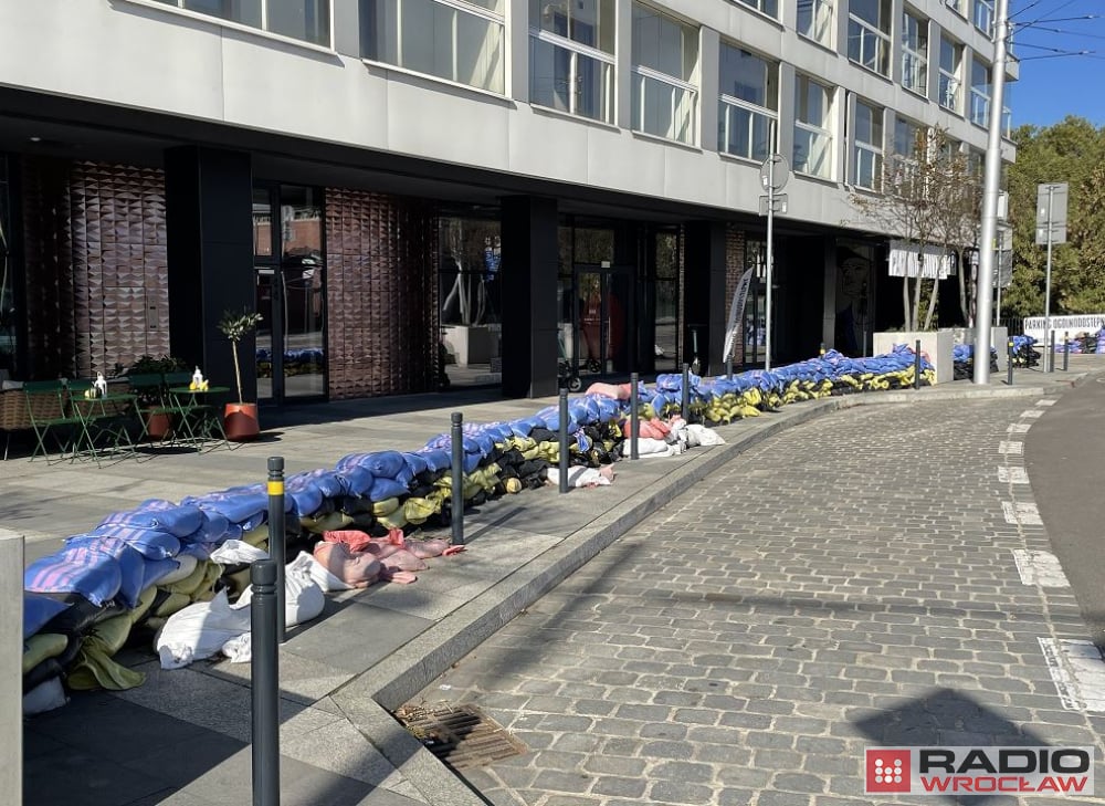 Worki po powodzi wciąż zalegają na ulicach Wrocławia. Kiedy znikną? – fot. Dawid Dettlaff