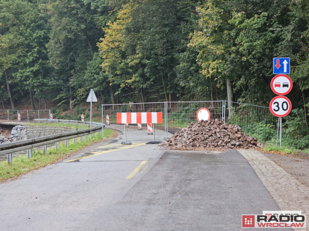 Powiat sam remontuje drogę w Jugowicach. Czy brak chętnych to wina Wód Polskich? – fot. Bartosz Szarafin
