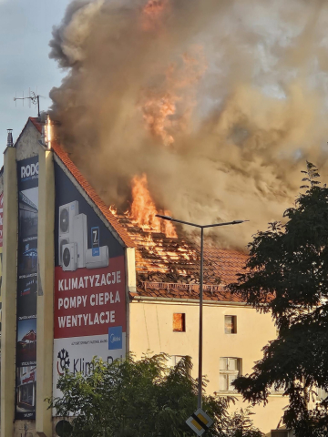 Pożar kamienicy przy ulicy Legnickiej w Złotoryi &ndash; ewakuacja mieszkańc&oacute;w
