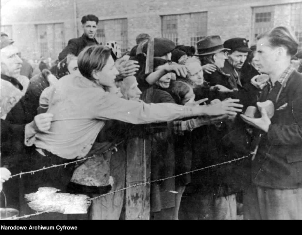 Dźwiękowa Historia – Upamiętnienie Cywilnej Ludności Powstańczej Warszawy - fot. Rozdawanie chleba mieszkańcom Warszawy, którzy trafili do obozu przejściowego Dulag 121 w Pruszkowie, IX 1944 r. (za: NAC).