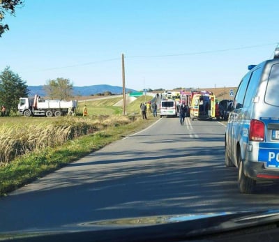 W Kłodzku osob&oacute;wka zderzyła się z ciężar&oacute;wką. Nie żyje jedna osoba