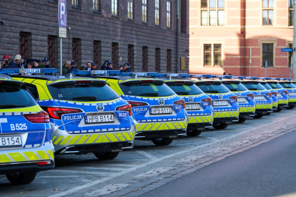 Ekologiczne radiowozy na służbie. Dolnośląska policja wzbogacona o nowe hybrydy – fot. mat. prasowy
