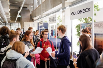 Tłumy student&oacute;w na targach pracy organizowanych przez Politechnikę Wrocławską