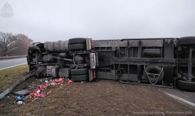 Tir wywr&oacute;cił się na S5. Problemy na jezdni w kierunku Poznania