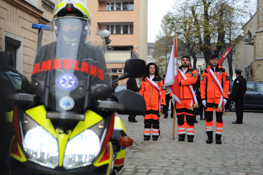 Od 75 lat niosą pomoc w Jeleniej Górze. Ratownicy medyczni otrzymali sztandar i wyróżnienia – 75 lat działalności Pogotowia Ratunkowego w Jeleniej Górze. Ratownicy otrzymali sztandar. Fot: Maciej Ryłkiewicz