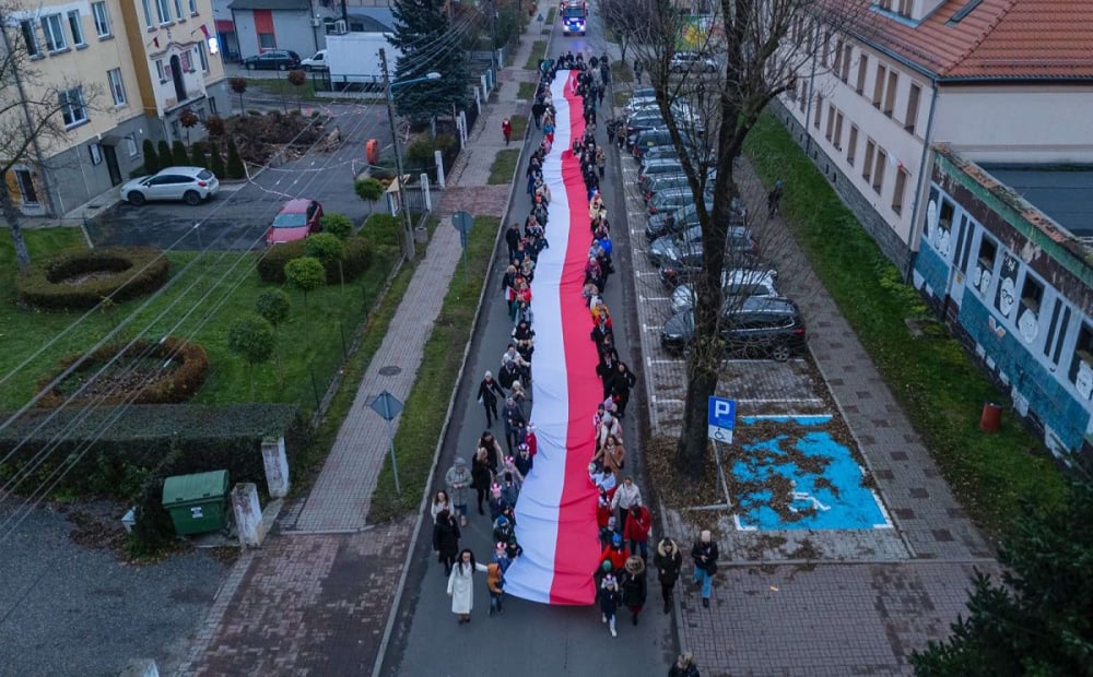 Długa biało-czerwona flaga to w tej miejscowości tradycja. W tym roku miała aż 60 metrów – 60-metrowa flaga w Miłkowicach, fot. GOKiS Miłkowice