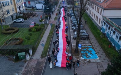 Długa biało-czerwona flaga to w tej miejscowości tradycja. W tym roku miała aż 60 metr&oacute;w