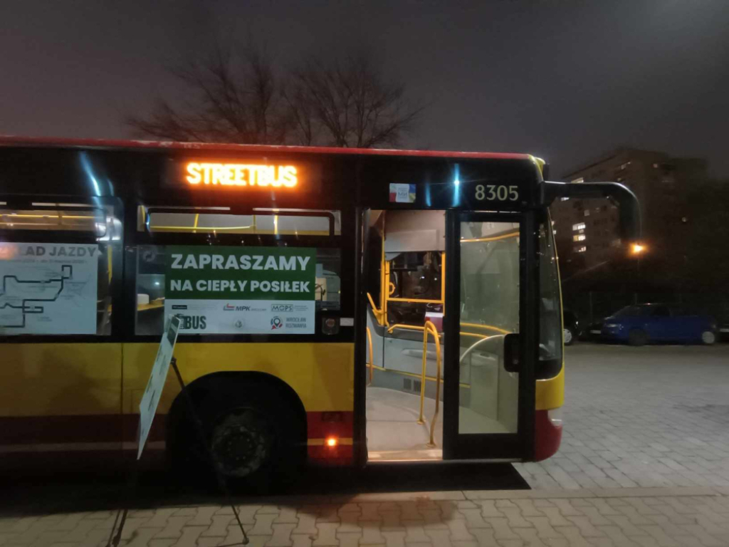 StreetBus wraca na ulice Wrocławia. Bezdomni mogą się w nim ogrzać i zjeść coś ciepłego – Osoby bezdomne mogą się w nim ogrzać i zjeść coś ciepłego. StreetBus wraca na ulice Wrocławia fot. Mirosława Kuczkowska