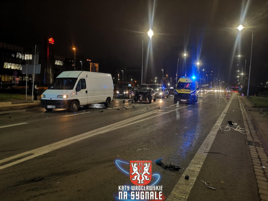 Poważna kolizja na ul. Strzegomskiej we Wrocławiu – Przy placu Strzegomskim zderzyły się bus i dwa samochody osobowe. Fot. Jacek Waluk/ Kąty Wrocławskie na Sygnale