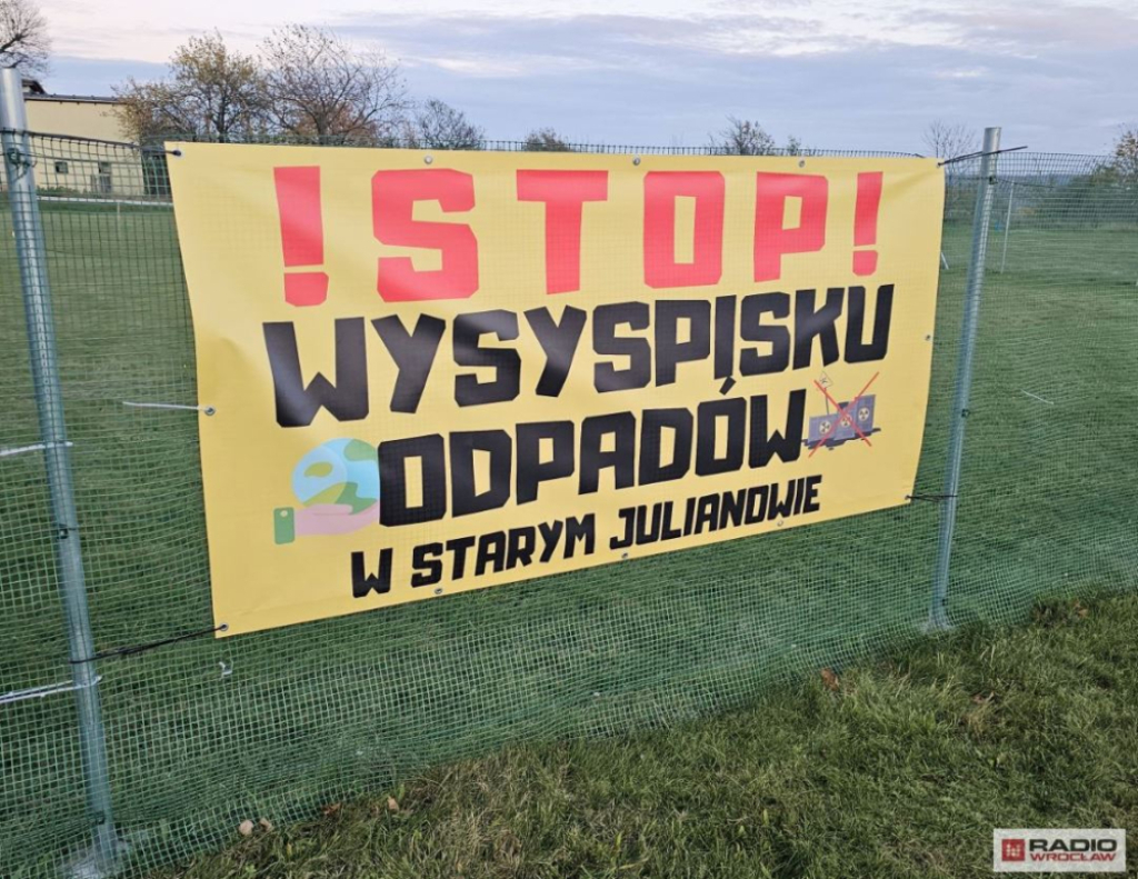 Składowiska odpadów nie będzie. Mieszkańcy Starego Julianowa wygrali bitwę – Mieszkańcy Starego Julianowa wygrali batalię o składowisko odpadów - fot. Bartosz Szarafin