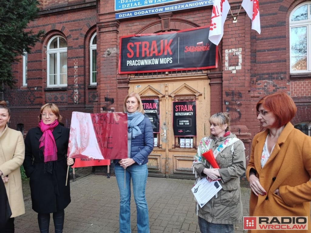 Spór zbiorowy zakończony. Będą podwyżki dla pracowników MOPS w Legnicy - Protestujący pracownicy MOPS w Legnicy uważali, że że ratusz nie wywiązał się z porozumienia płacowego - fot. archiwalne/Karolina Bieniek